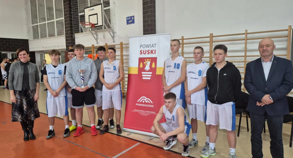 Sport szkolny, Sucha Beskidzka bierze wszystko szkolnym koszykówkę - zdjęcie, fotografia