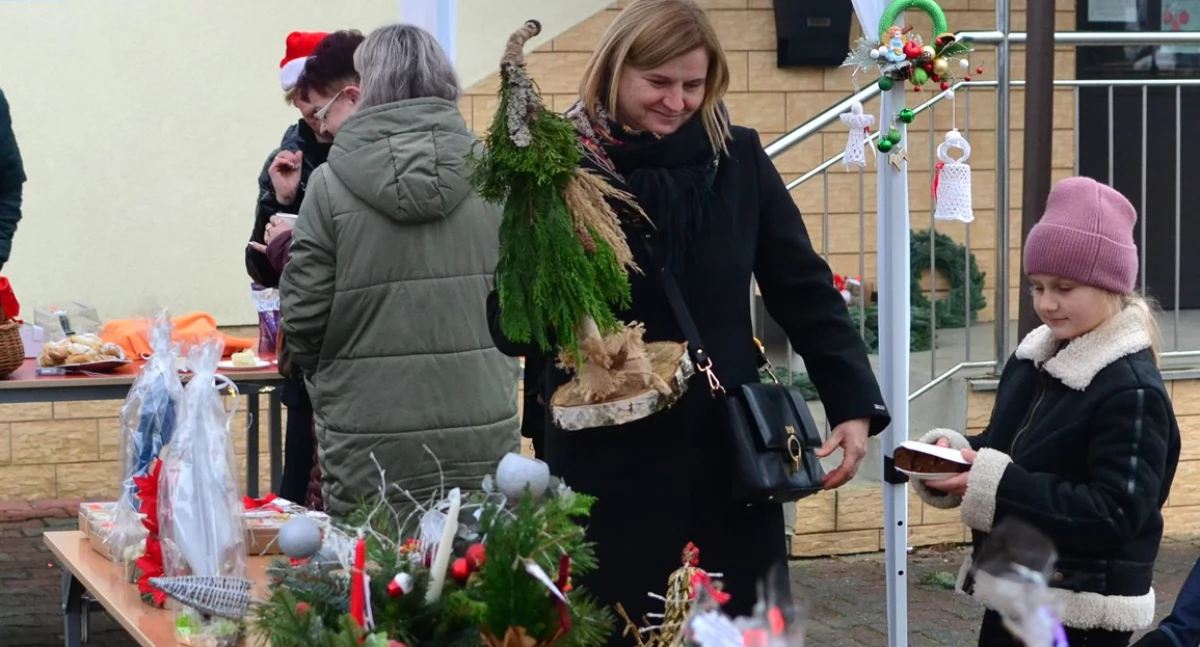 Rozrywka, Świąteczny kiermasz Budzowie polarnym misiem głównej - zdjęcie, fotografia
