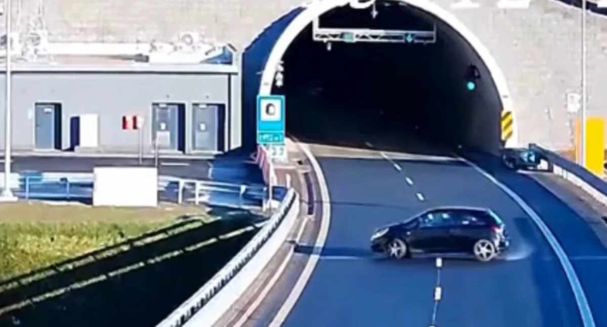 Drogi i Transport, Zawrócił przed tunelem - zdjęcie, fotografia