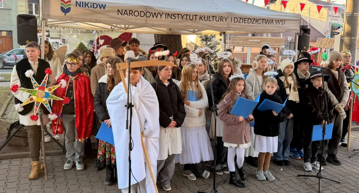 Pomoc społeczna, Makowski rynek pełen Wigilia która połączyła ludzi - zdjęcie, fotografia