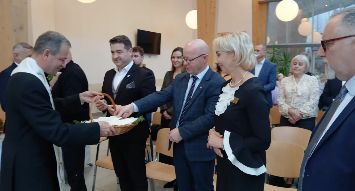 Religia, Wigilia pełna ciepła Zakładzie Opieki Długoterminowej - zdjęcie, fotografia