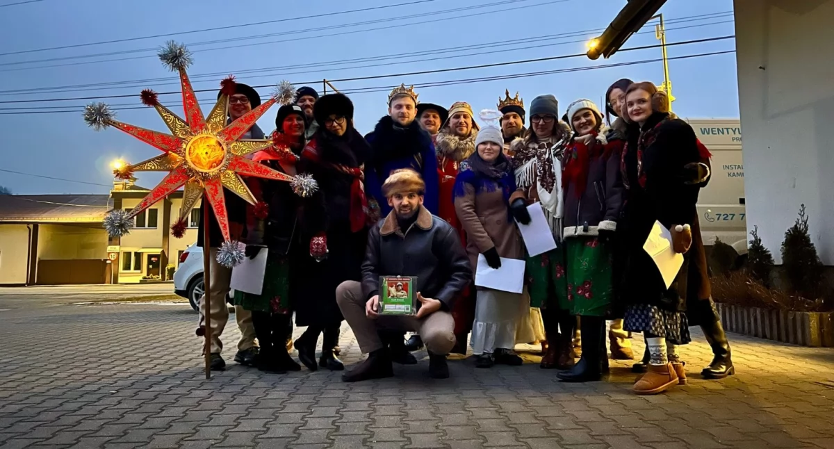 Pomoc społeczna, Gwardia Emilki kolędowała pomóc Kazikowi! - zdjęcie, fotografia