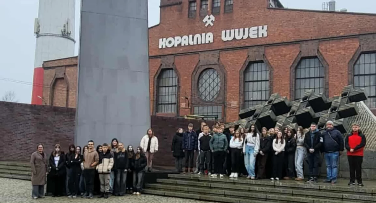 Ze szkolnej ławy, Edukacja murami szkoły historyczne teatralne wyjazdy uczniów Hugona - zdjęcie, fotografia