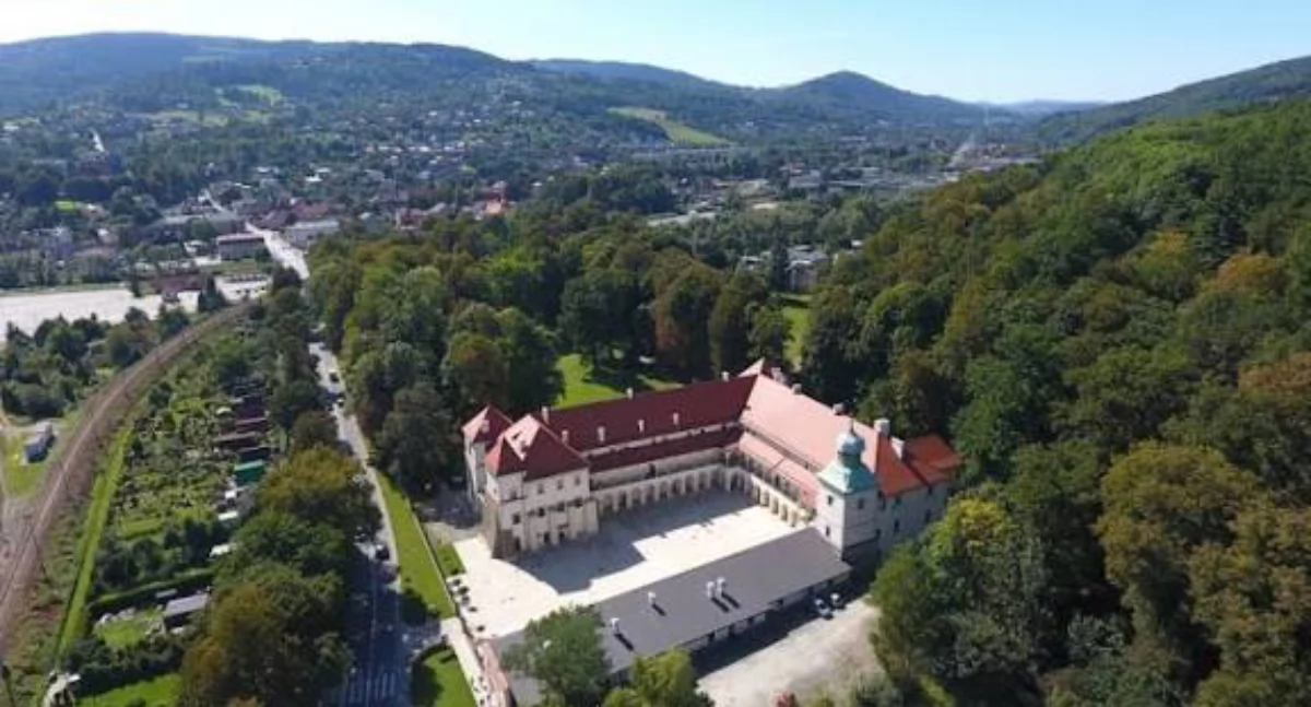 Informacje urzędowe, Wybrano firmę ochrony Zespołu Zamkowo‑Parkowego Suchej Beskidzkiej - zdjęcie, fotografia