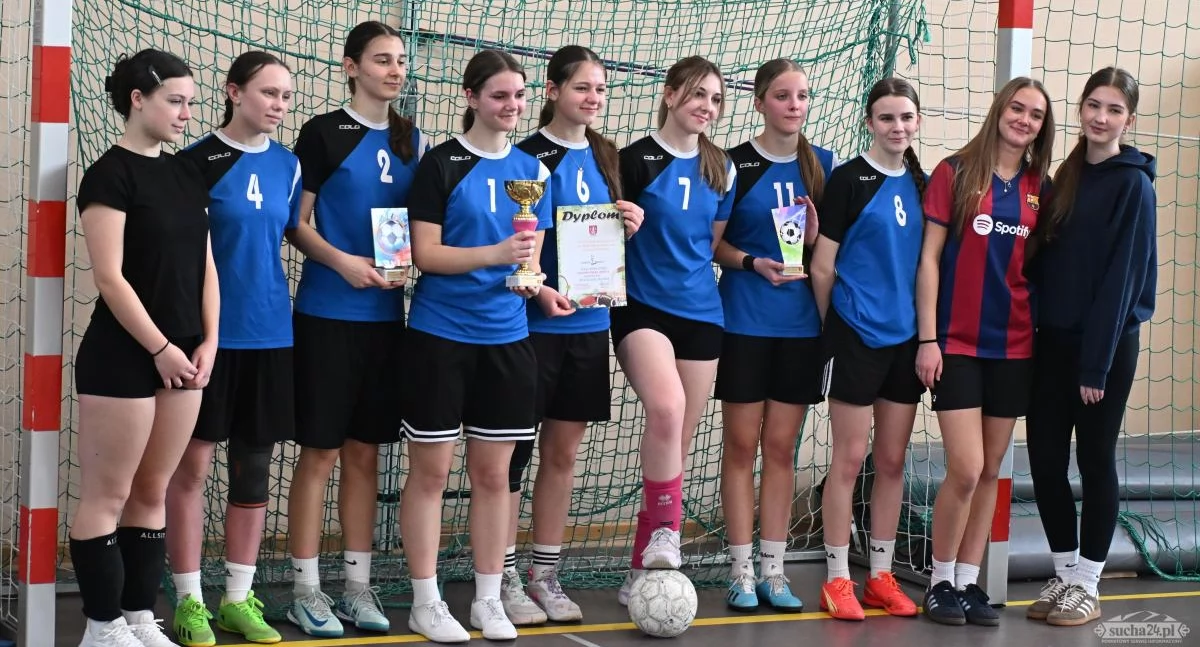 Sport szkolny, Dziewczyny zagrały halówkę mistrzowski tytuł Sucha Beskidzka - zdjęcie, fotografia