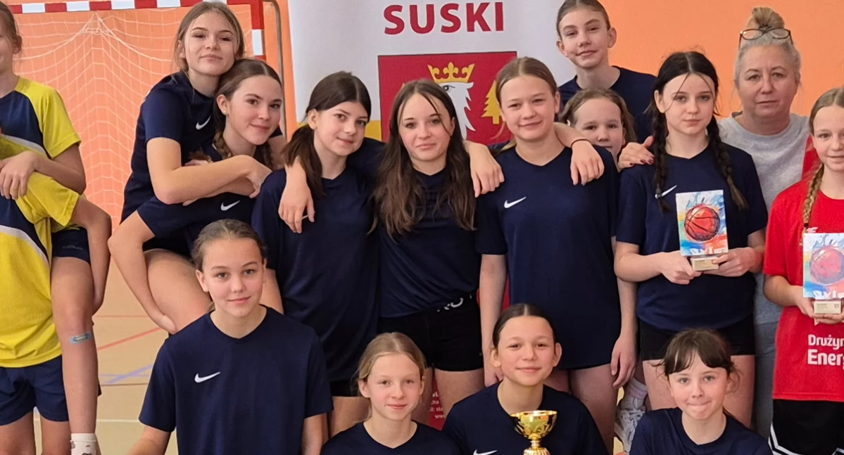 Sport szkolny, Hitchcock wymyślił! Sucha Beskidzka powiatowym mistrzem koszykówkę - zdjęcie, fotografia