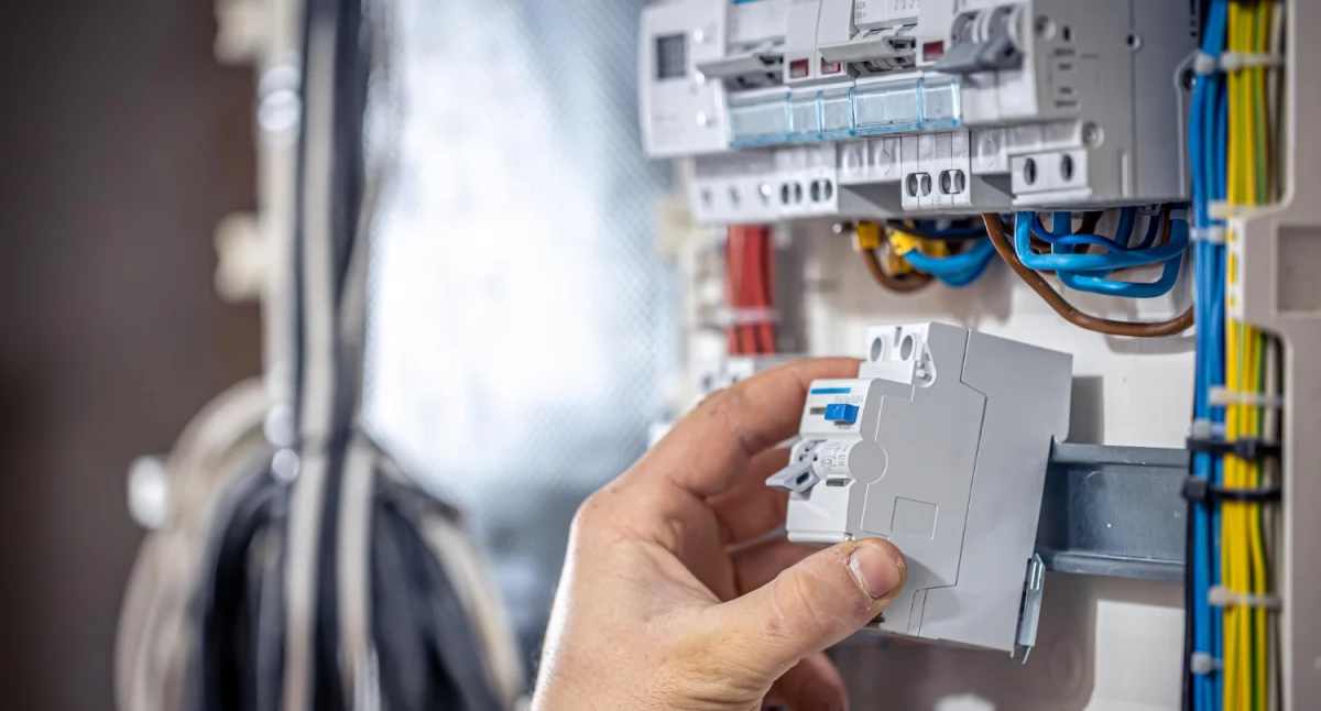 Materiał zewnętrzny, uprawnienia elektryków obejmuje program przeznaczony - zdjęcie, fotografia