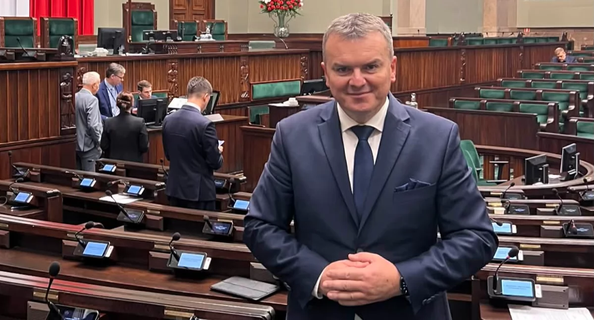 Polityka, Poseł Mariusz Krystian stanął obronie krzyża - zdjęcie, fotografia