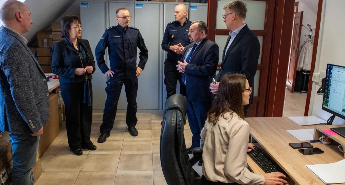 Pomoc społeczna, Anioł Policja łączą siły seniorów - zdjęcie, fotografia