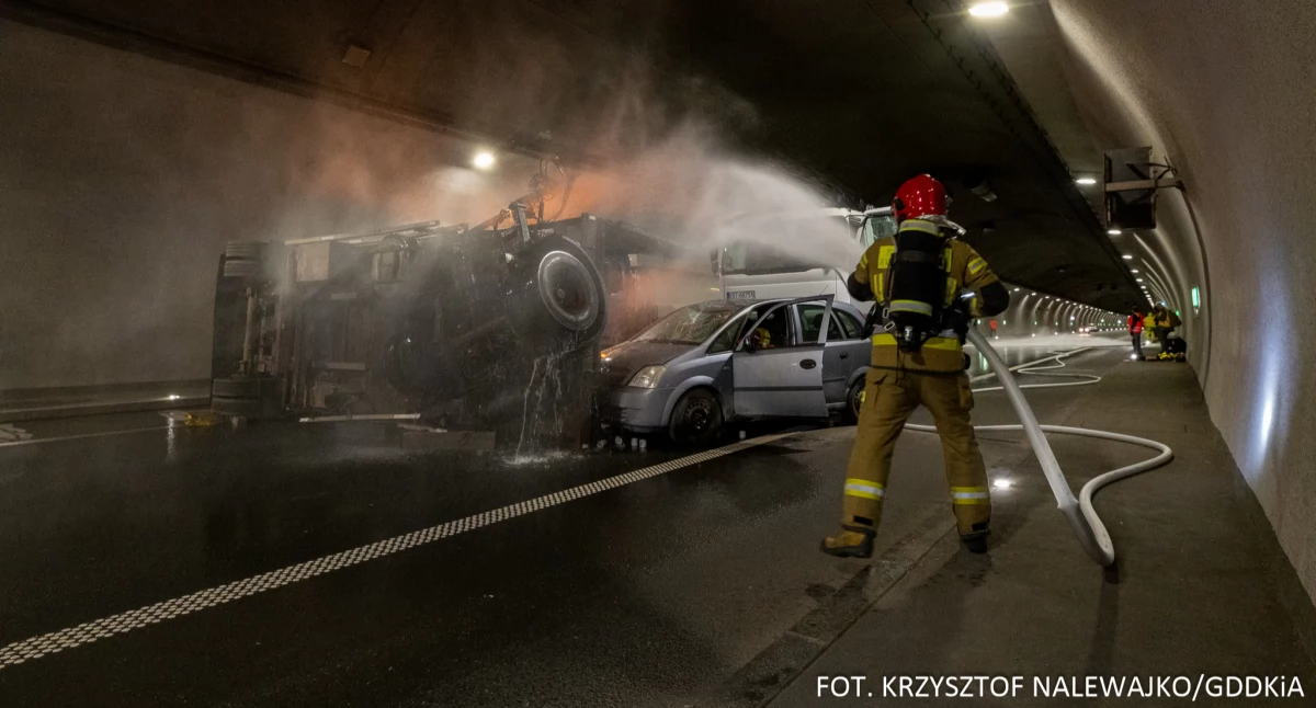 Ze szkolnej ławy, „Rozmowy rozdrożu” Ćwiczenia tunelowe okiem strażaka - zdjęcie, fotografia