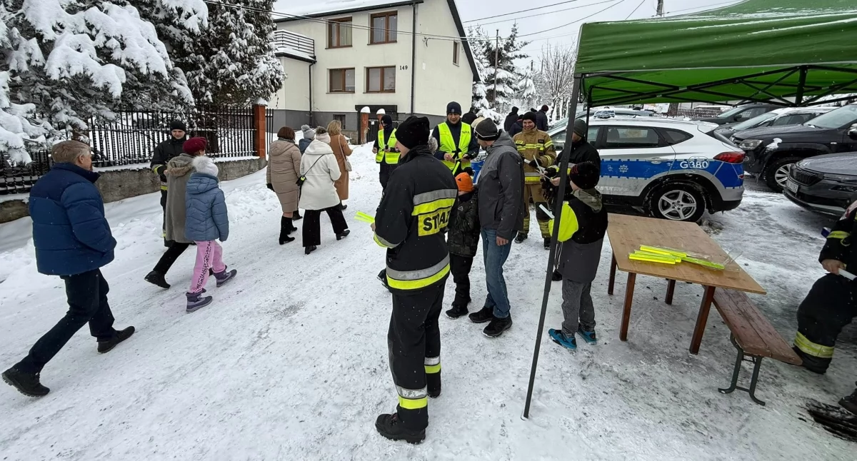 Z remizy, Kurów policja przypominają odblaskach - zdjęcie, fotografia