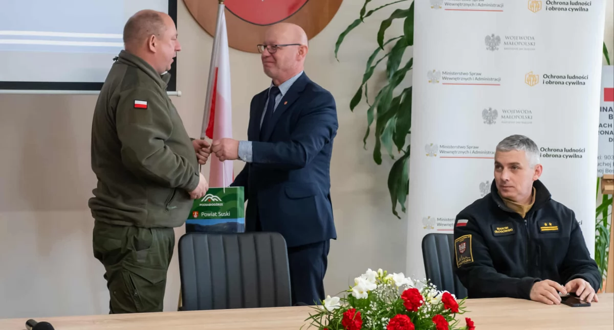 Inwestycje, Wspólny front bezpieczeństwa uroczyste przekazanie sprzętu udziałem Wojewody Starosty - zdjęcie, fotografia