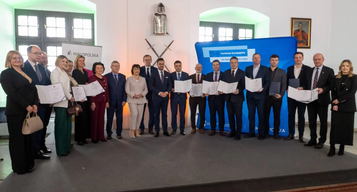 Inwestycje, Fundusze Europejskie zmieniają Małopolskę! Kolejne promesy rozdane - zdjęcie, fotografia