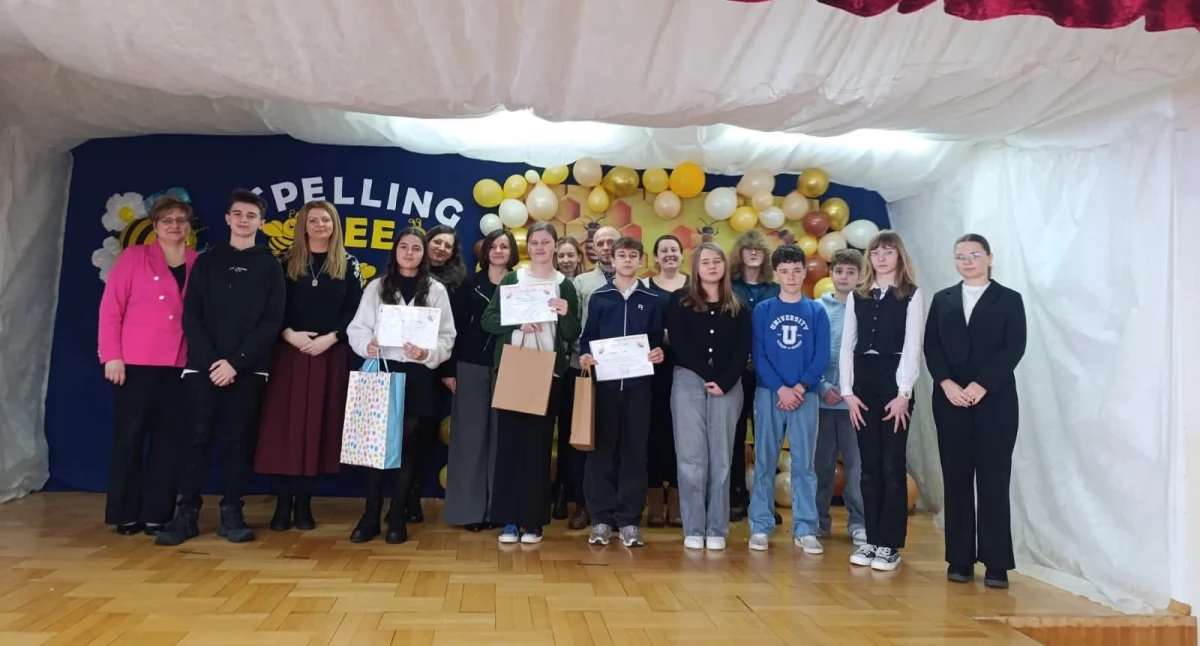 Ze szkolnej ławy, Językowe starcie Śleszowicach emocjonujący finał „Spelling Bee” - zdjęcie, fotografia
