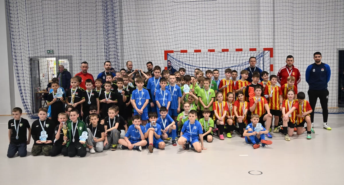 Piłka nożna, Football triumfuje Winter Bystra kategorii Orlik - zdjęcie, fotografia