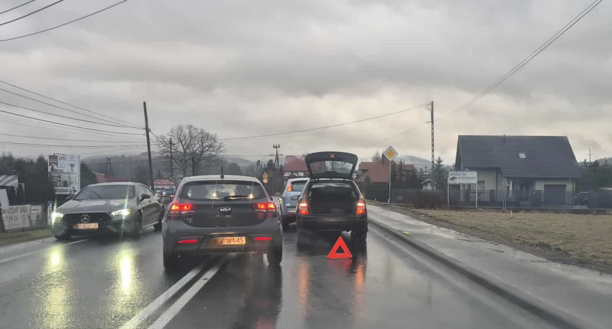 Wypadki drogowe, Kolizja Białce utrudnienia ruchu - zdjęcie, fotografia