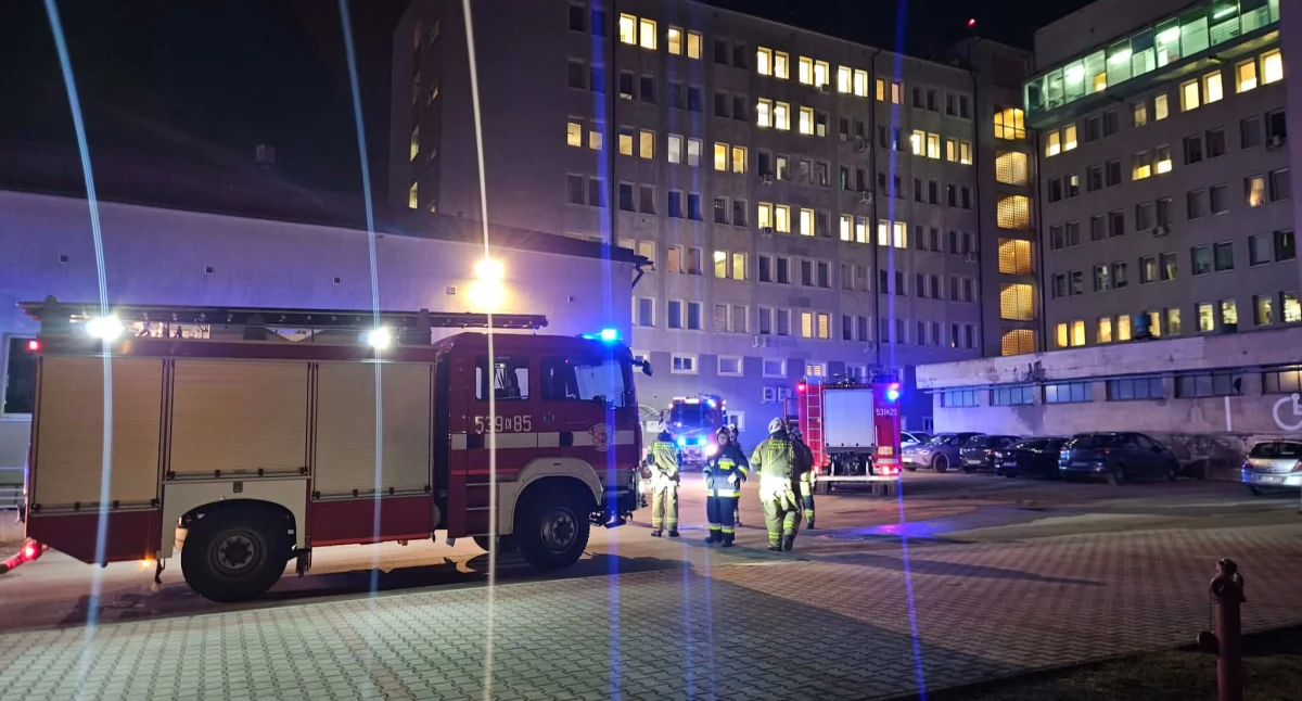 Z remizy, Interwencja Straży Pożarnej suskim szpitalu - zdjęcie, fotografia