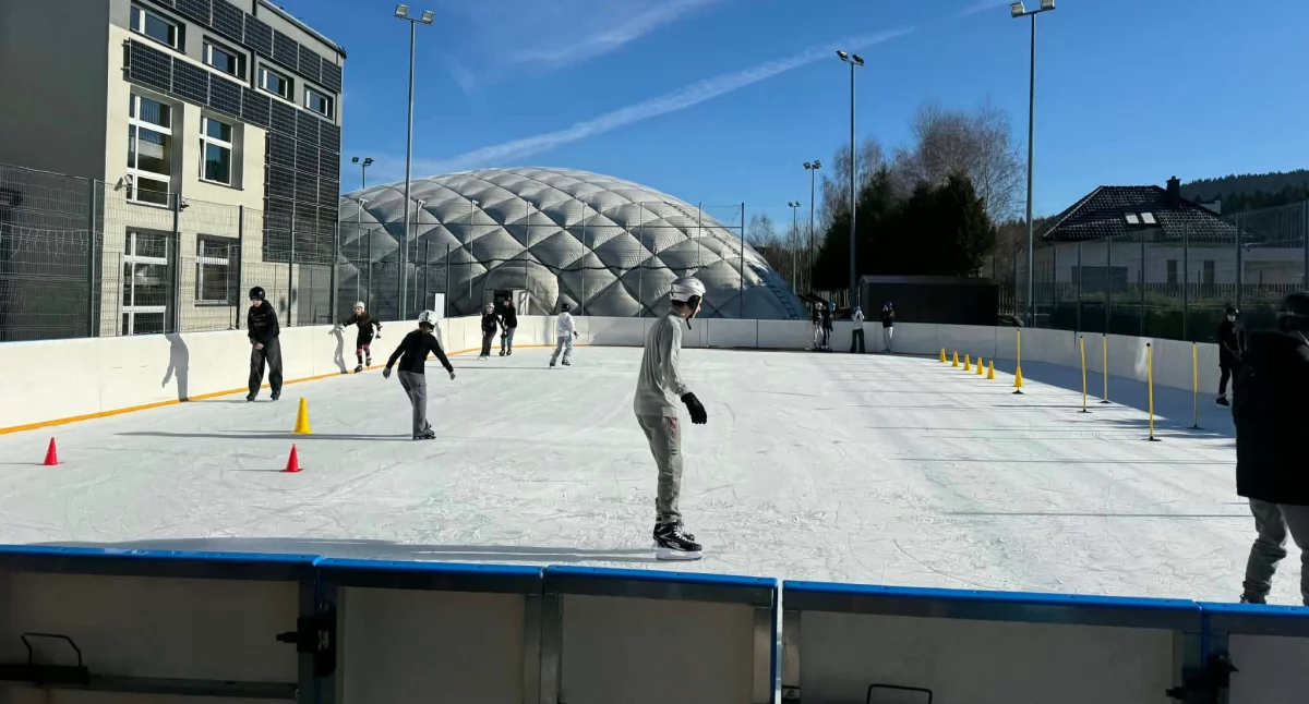 Sporty zimowe , Szkolne zawody łyżwiarskie zakończyły sezon lodowisku Zawoi - zdjęcie, fotografia