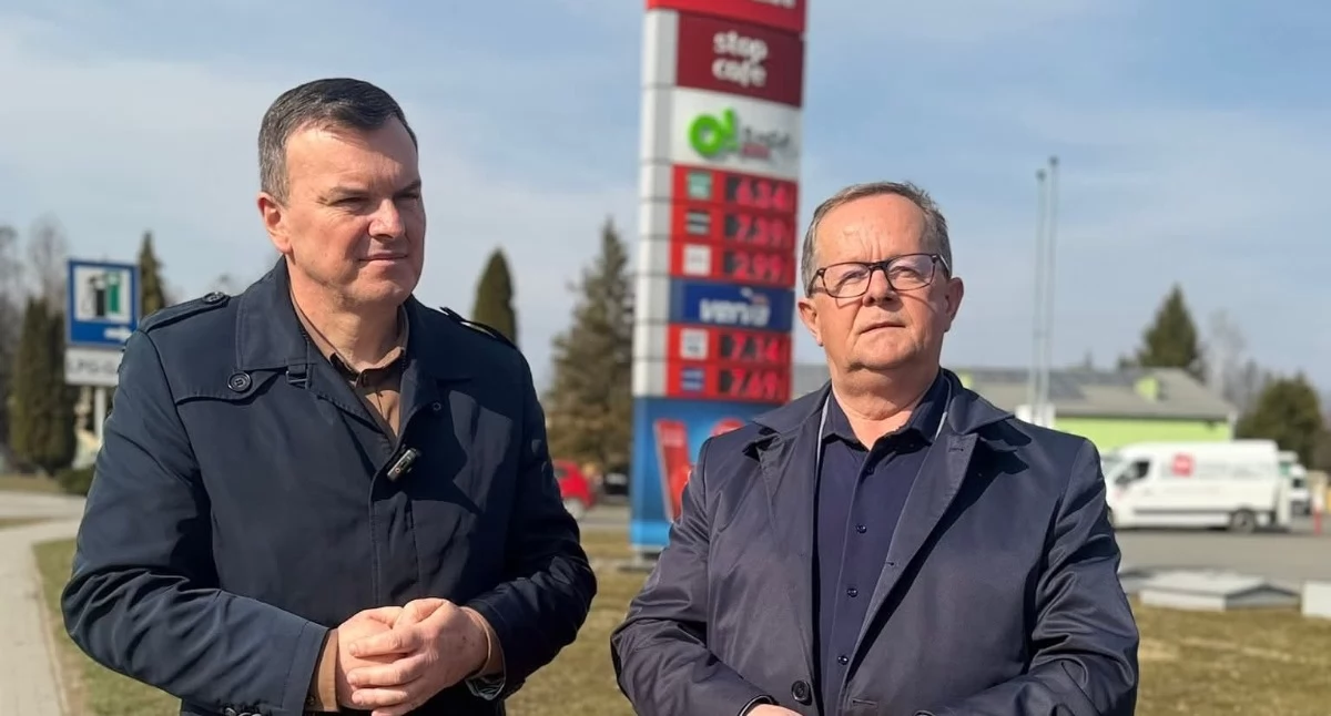 Polityka, „Już drogo będzie jeszcze drożej” Ostre słowa posłów cenach paliw - zdjęcie, fotografia
