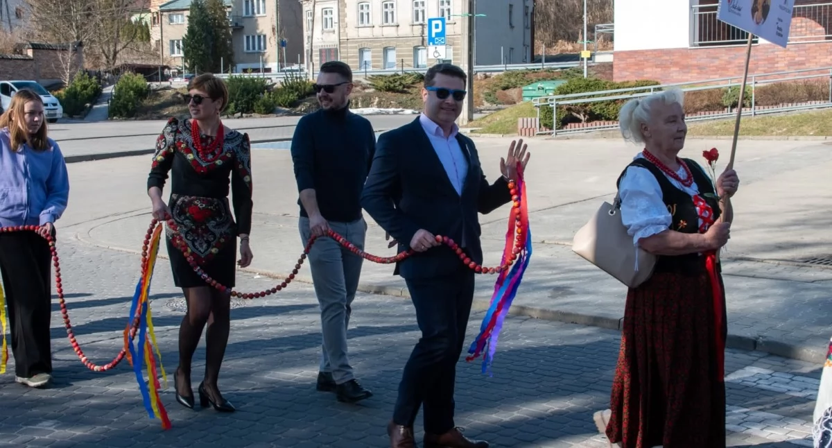 Nasze sprawy, Kobiety pobiły rekord Polski Makowie Podhalańskim powstał najdłuższy sznur korali - zdjęcie, fotografia