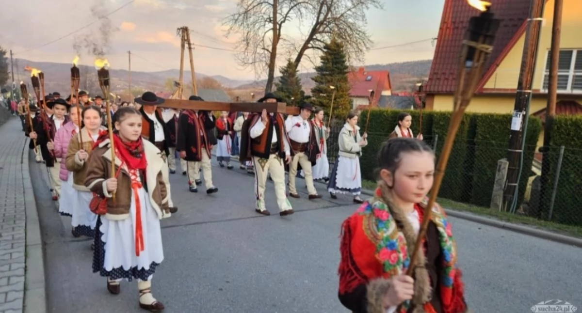 Religia, Plenerowa Droga Krzyżowa oprawie góralskiej Juszczynie - zdjęcie, fotografia
