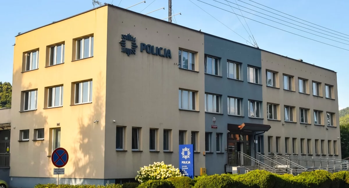 Komunikaty ostrzeżenia policji, pełen wdzięczności policjantki Suchej Beskidzkiej - zdjęcie, fotografia
