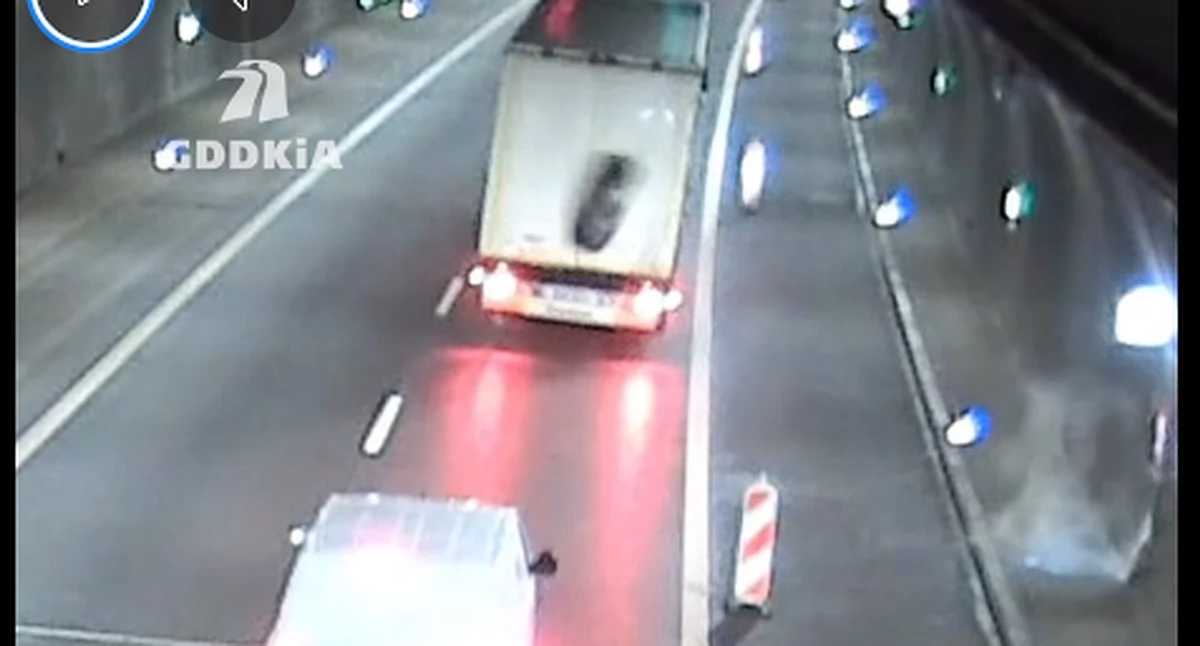 Wypadki drogowe, Groźne zdarzenie tunelu zakopiance Koło odpadło ciężarówki [wideo] - zdjęcie, fotografia