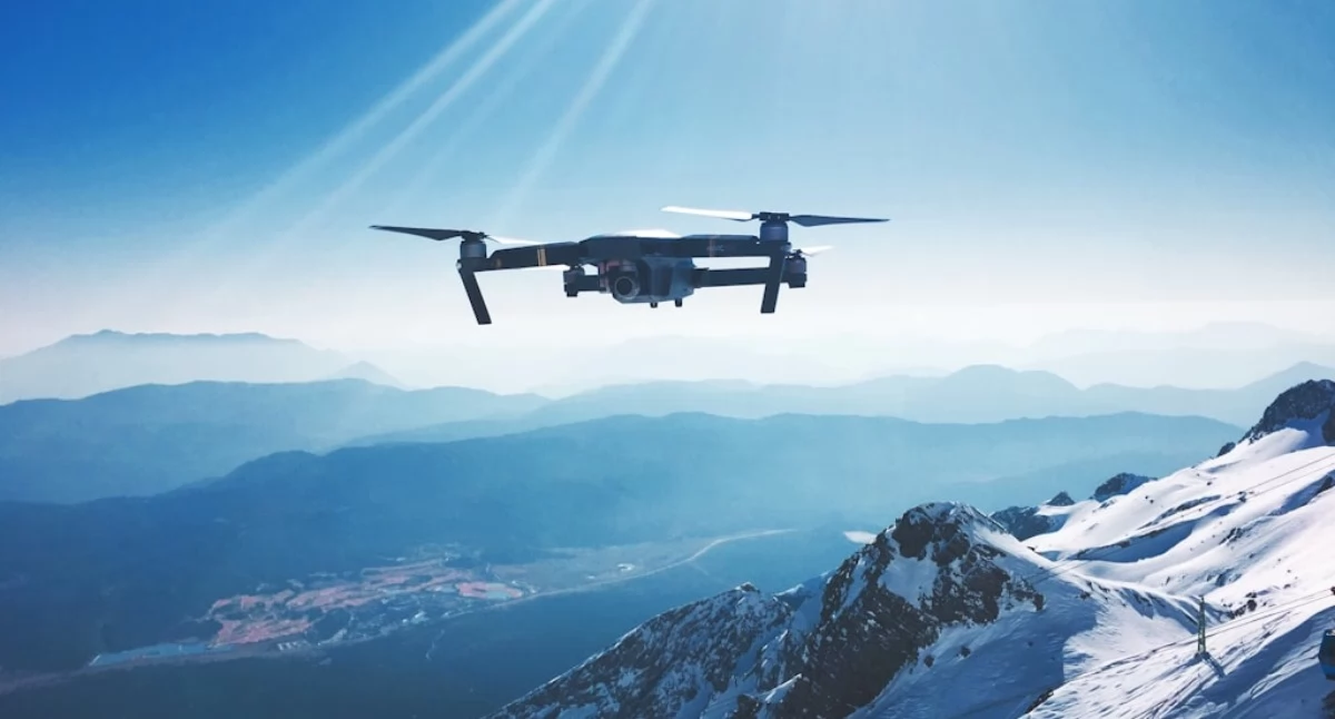 Materiał zewnętrzny, Inspekcje dronem nowoczesna kontrola infrastruktury ryzyka przestojów - zdjęcie, fotografia