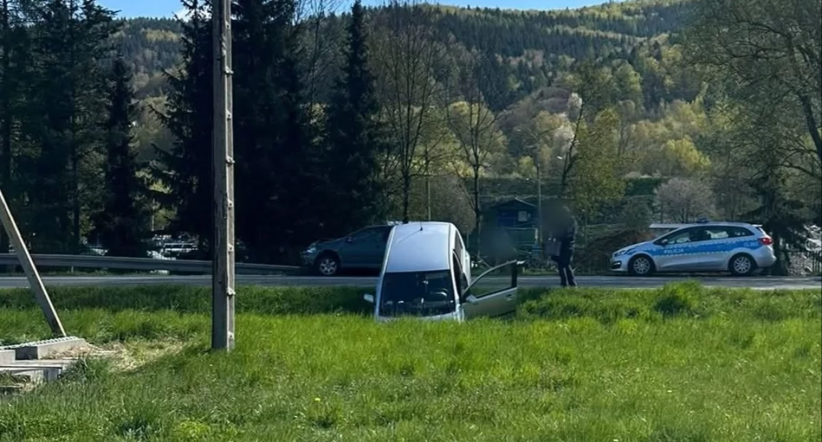 Wypadki drogowe, Uwaga kierowcy Zdarzenie drogowe Suchej Beskidzkiej - zdjęcie, fotografia