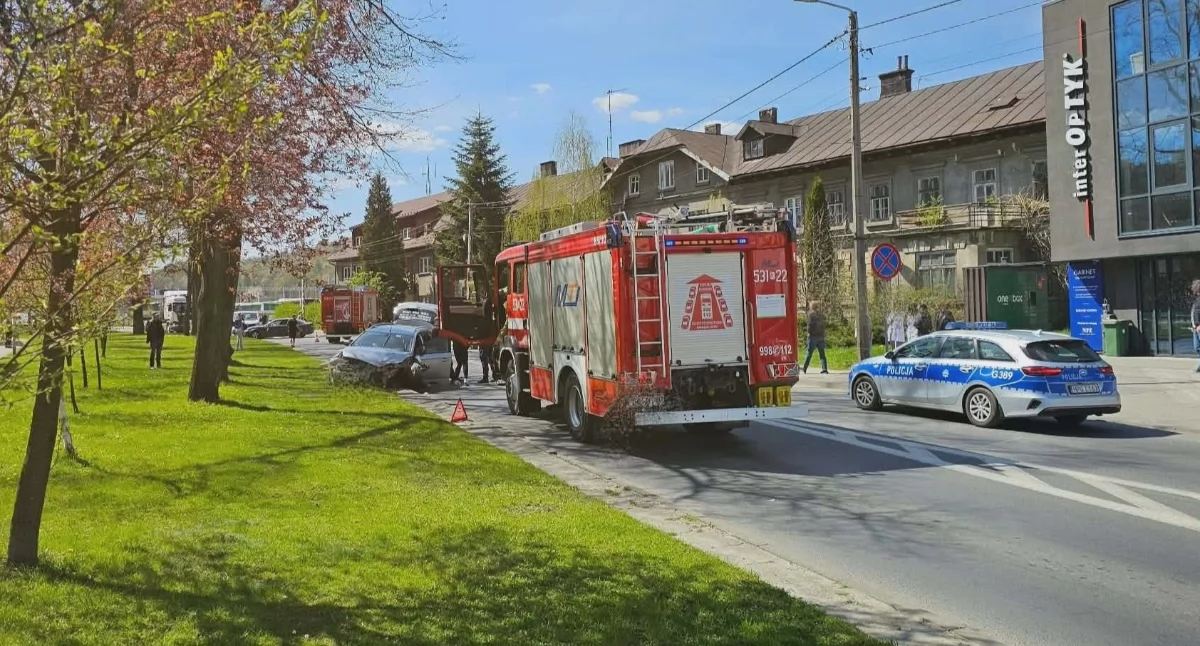 Wypadki drogowe, Karambol Suchej Beskidzkiej Cztery zderzyły - zdjęcie, fotografia