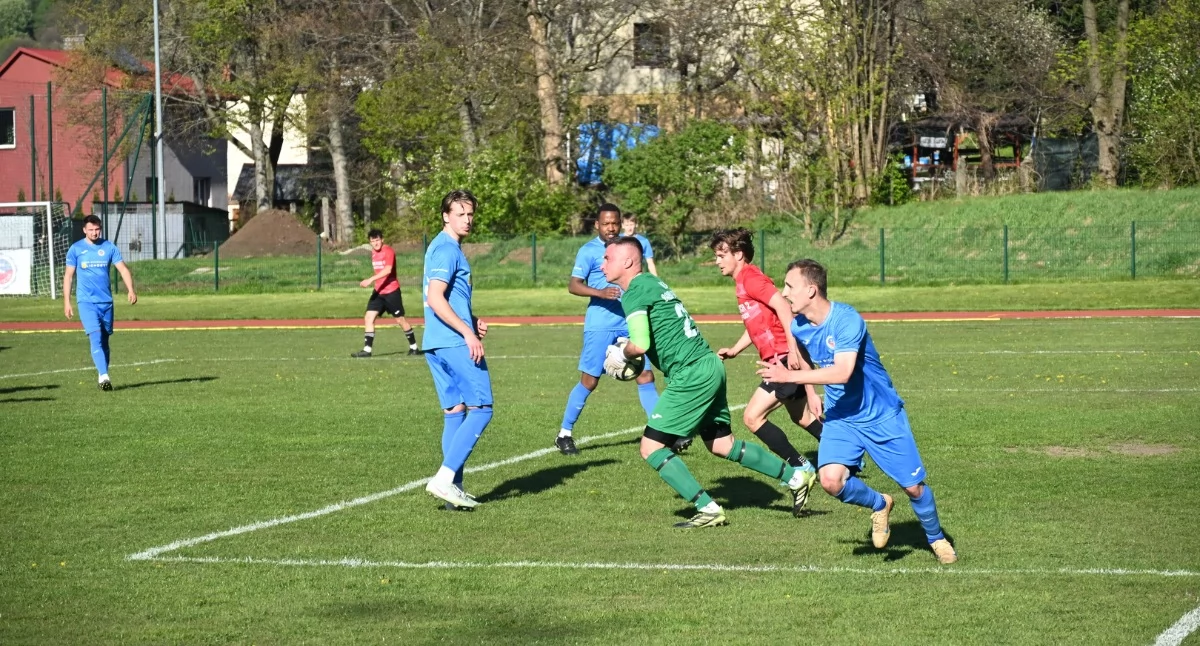 Piłka nożna, OKRĘGÓWKA Derby Babiej Góry Narożem tylko wytrawnych koneserów - zdjęcie, fotografia
