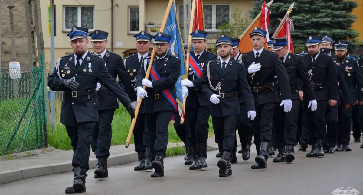 Z remizy, Gminne Obchody Strażaka Śleszowicach - zdjęcie, fotografia