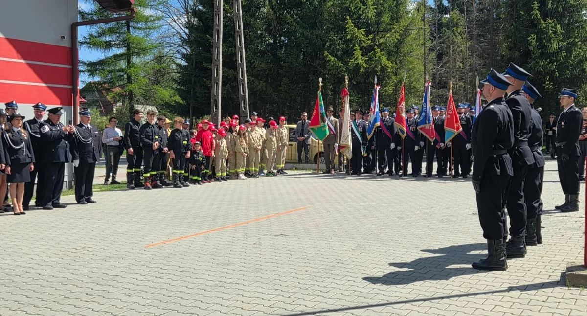 Z remizy, Strażackie święto Zawoi Relikwie Floriana liczne odznaczenia druhów - zdjęcie, fotografia