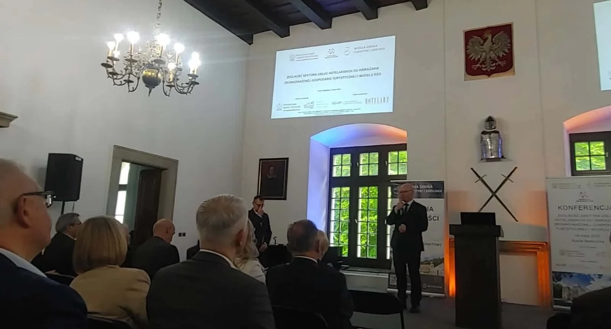 Atrakcje Turystyczne - Podróże małe i duże, Zamek Suski centrum debaty przyszłości turystyki Wielka konferencja WSTiE standardach - zdjęcie, fotografia