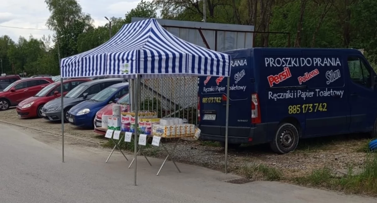 Materiał zewnętrzny, stoisko chemią gospodarczą powiecie suskim Atrakcyjne szeroki wybór produktów - zdjęcie, fotografia