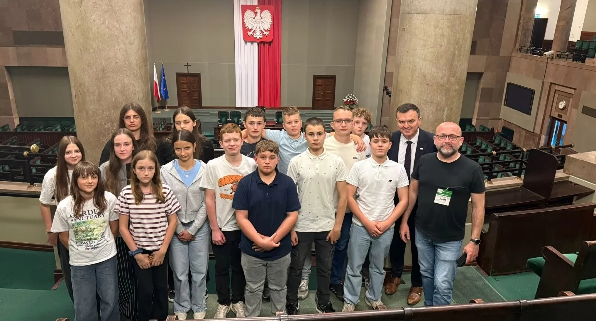 Ze szkolnej ławy, Młodzież Budzowa zwiedziła Zaprosił poseł Mariusz Krystian - zdjęcie, fotografia