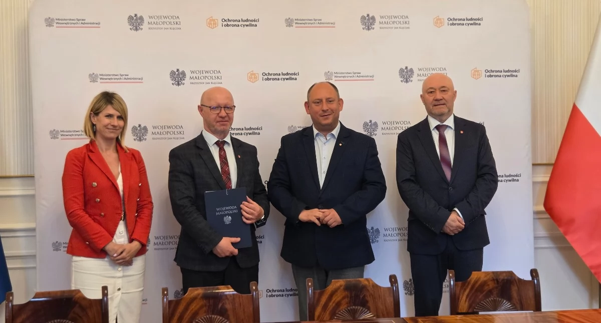 Inwestycje, Powiat Suski otrzyma blisko Powstanie magazyn obrony cywilnej Suchej Beskidzkiej - zdjęcie, fotografia