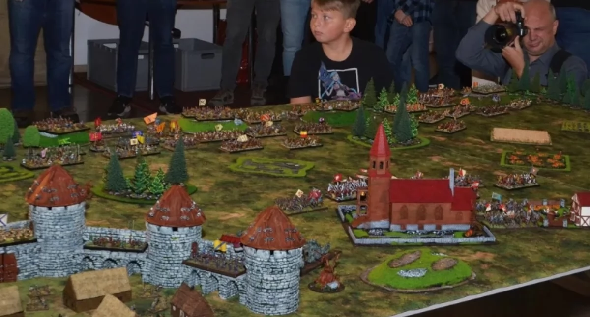 Rozrywka, „Ogniem Mieczem” wraca Zamek Suski żywej historii bitew planszówek - zdjęcie, fotografia