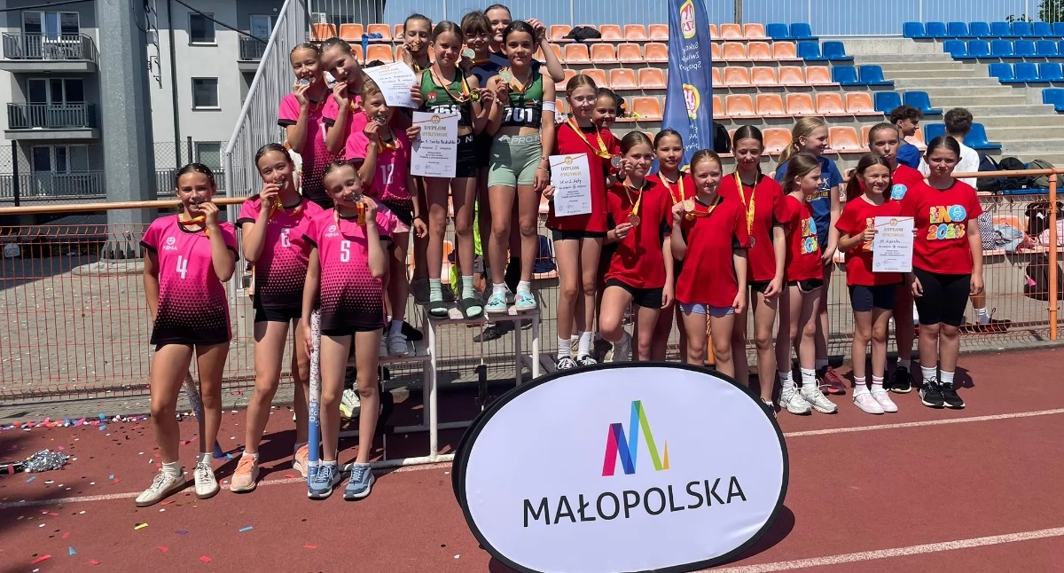 Sport szkolny, Cała Małopolska musiała uznać wyższość dziewcząt suskiej Jedynki - zdjęcie, fotografia