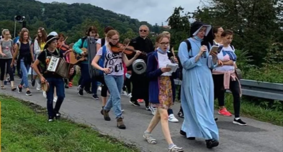 Religia, Piesza Pielgrzymka Rodzin Jachówki Kalwarii Zebrzydowskiej - zdjęcie, fotografia