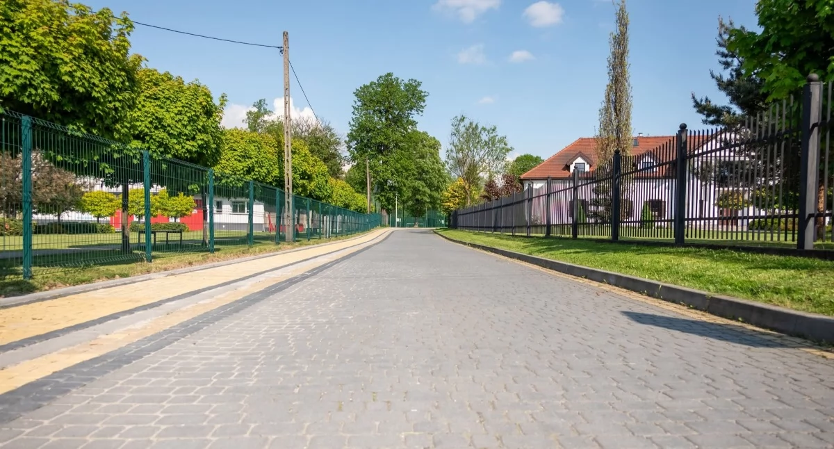 Inwestycje, Koniec drogowej udręki centrum Zembrzyc Poszerzenie jezdni Urzędzie Gminy zakończone - zdjęcie, fotografia