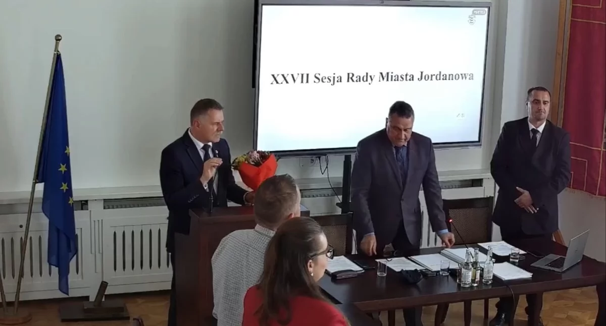 Polityka, Burmistrz Jordanowa jednogłośnym wotum zaufania absolutorium - zdjęcie, fotografia
