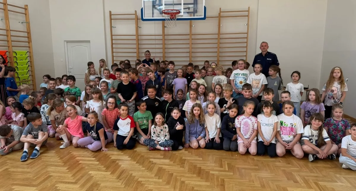 Ze szkolnej ławy, Policjanci odwiedzili uczniów Jordanowie Rozmawiali bezpiecznych wakacjach - zdjęcie, fotografia