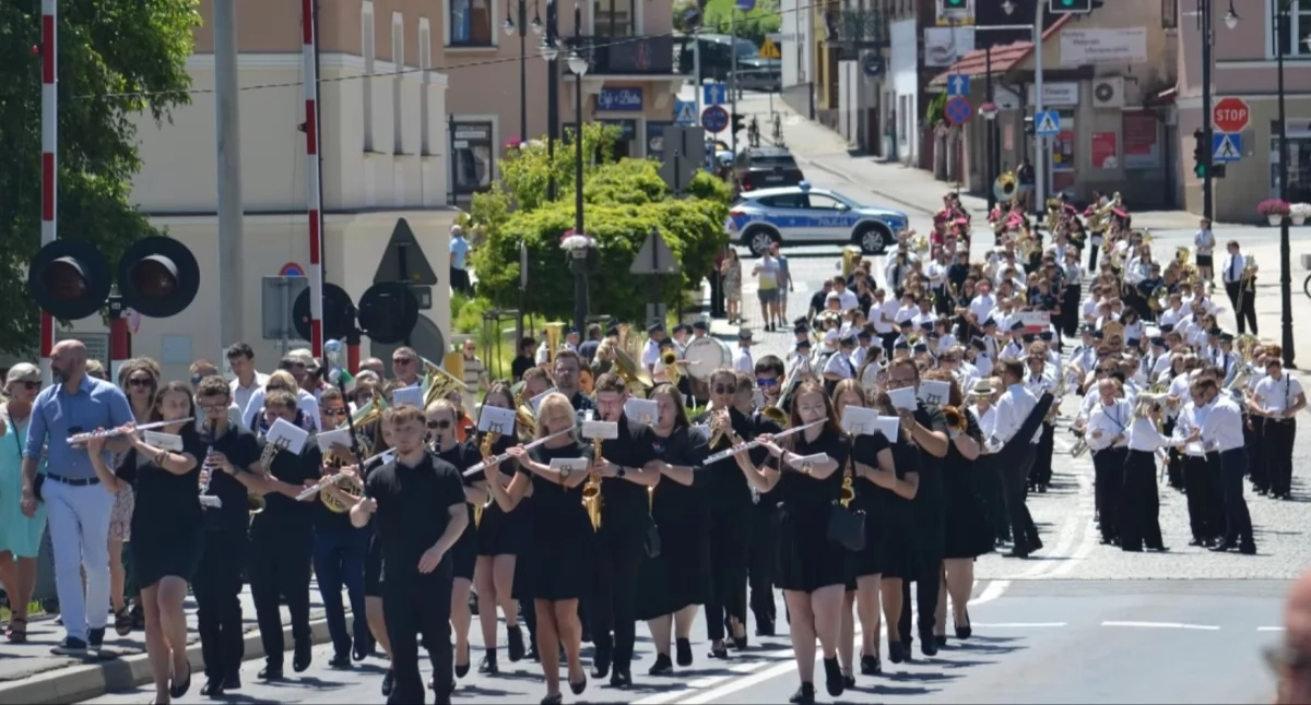Koncerty – Muzyka , Początek lipca Suchej Beskidzkiej zabrzmi muzyką filmową Parada orkiestr podczas „Urodzin Billy’ego Wildera” - zdjęcie, fotografia
