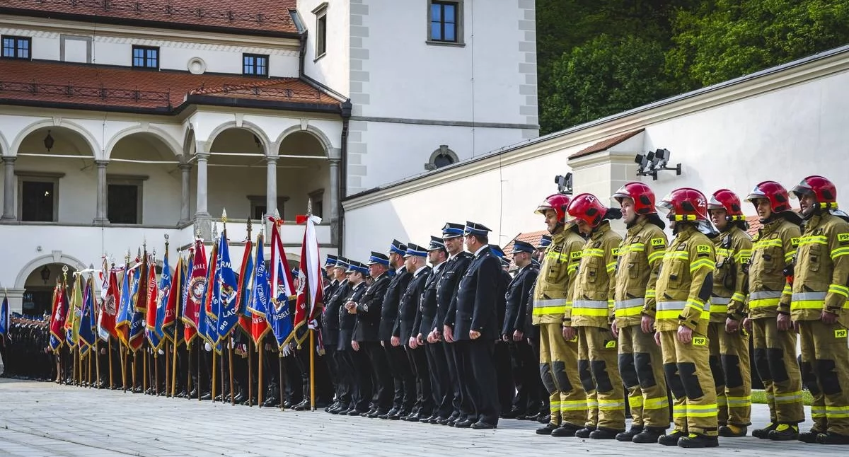 Z remizy, straży pożarnej Suchej Beskidzkiej Wielki jubileusz dziedzińcu zamkowym - zdjęcie, fotografia