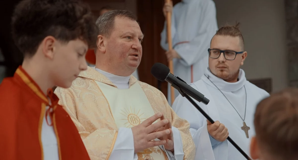 Religia, Zawoja Górna żegna proboszcza Parafianie kryją zaskoczenia decyzją kardynała - zdjęcie, fotografia