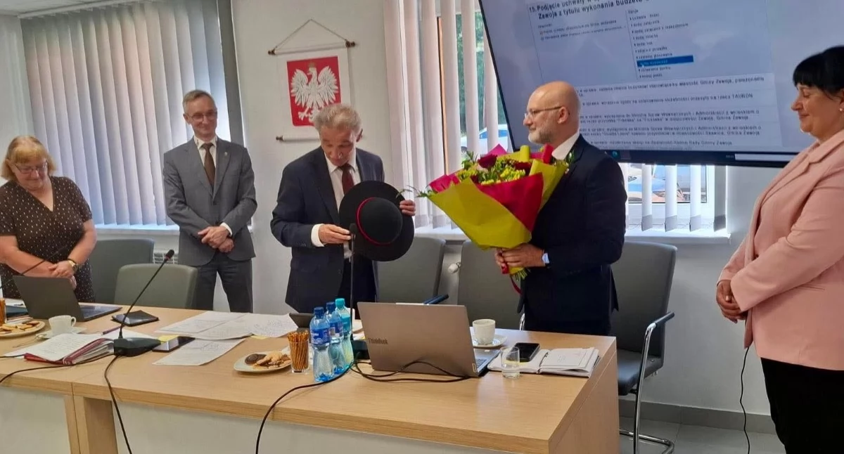 Polityka, Wójt Gminy Zawoja wotum zaufania jednogłośnym absolutorium - zdjęcie, fotografia