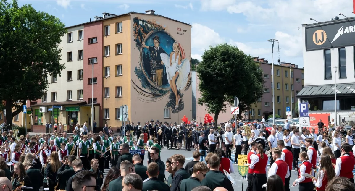 Koncerty – Muzyka , Urodziny Wildera orkiestry przejęły Suchą Beskidzką miasto pierwszy mural - zdjęcie, fotografia