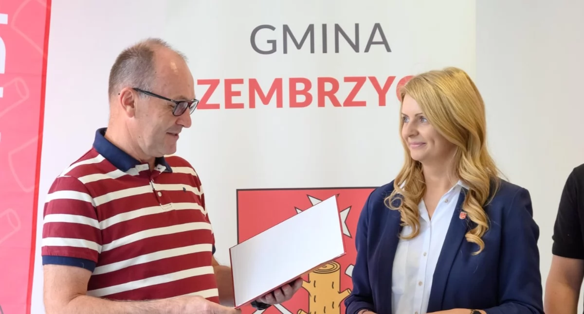 Finanse i Budżet, Gmina Zembrzyce odebrała promesy modernizację szatni trzech klubach sportowych - zdjęcie, fotografia