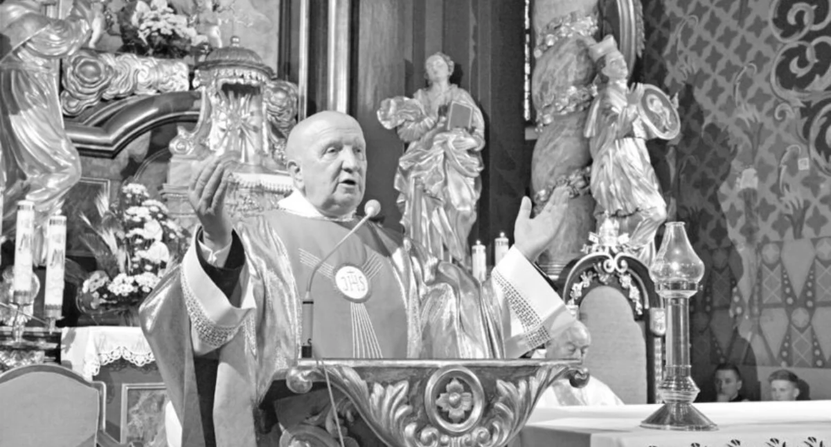 Odeszli od nas - wspomnienia , Odszedł infułat Władysław Fidelus Pochodzący Zembrzyc kapłan miał - zdjęcie, fotografia